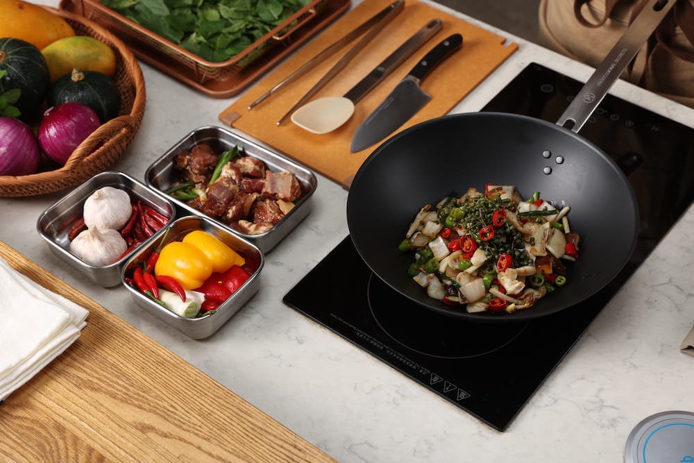 Carbon steel wok pan
